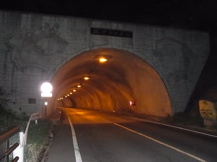 トンネルを抜けると……また街灯のない道